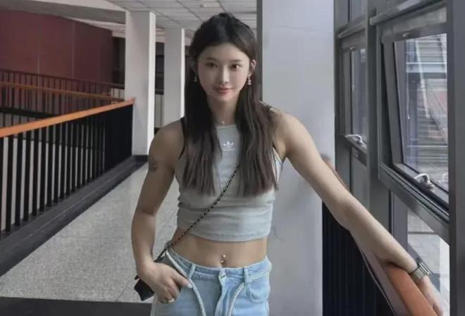 吴艳妮晒入学照“钻石肚脐”惹争议网友：是学生该有的样子吗(图1)