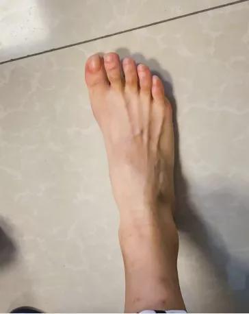 吴艳妮晒入学照“钻石肚脐”惹争议网友：是学生该有的样子吗(图5)