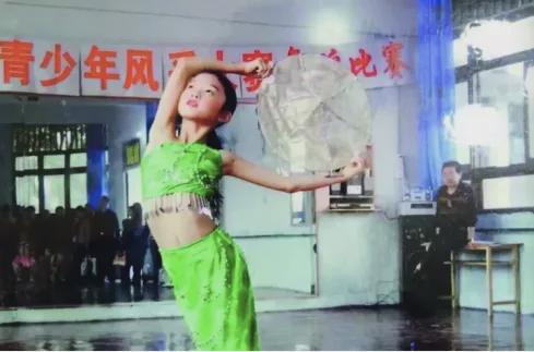 吴艳妮晒入学照“钻石肚脐”惹争议网友：是学生该有的样子吗(图4)