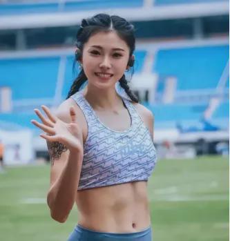 吴艳妮晒入学照“钻石肚脐”惹争议网友：是学生该有的样子吗(图8)