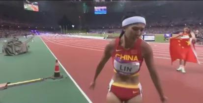 吴艳妮晒入学照“钻石肚脐”惹争议网友：是学生该有的样子吗(图9)
