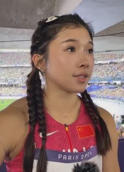 吴艳妮晒入学照“钻石肚脐”惹争议网友：是学生该有的样子吗(图11)