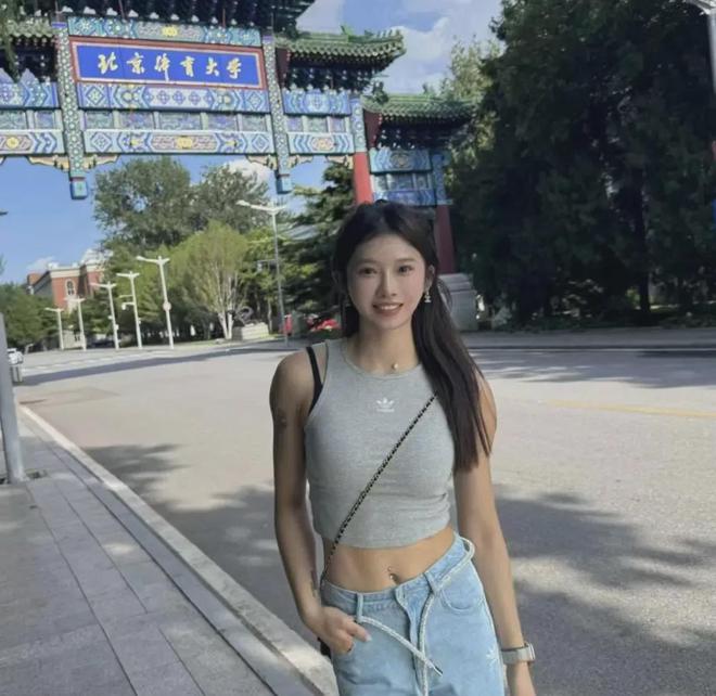 吴艳妮晒入学照“钻石肚脐”惹争议网友：是学生该有的样子吗(图12)