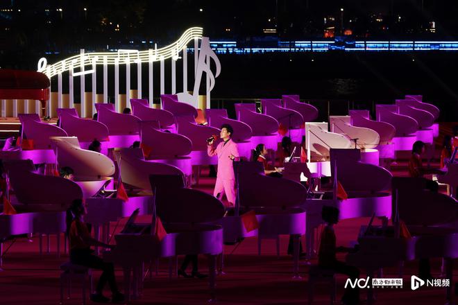 迎75周年国庆大型演出百台钢琴广州塔下同奏场面超震撼(图1)