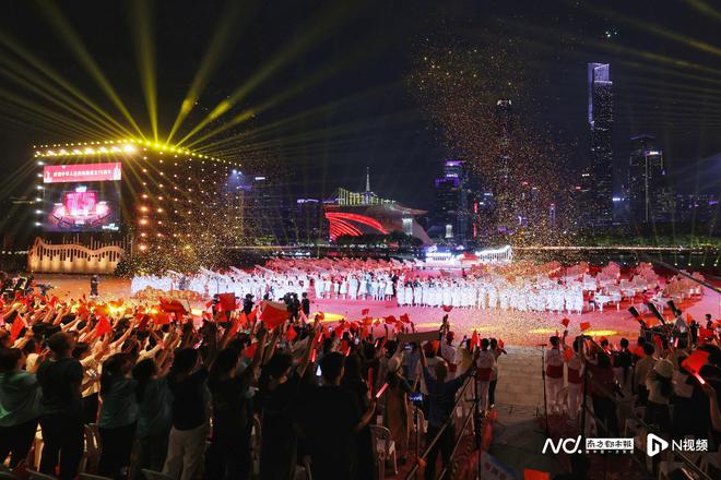 迎75周年国庆大型演出百台钢琴广州塔下同奏场面超震撼(图2)
