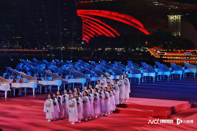 迎75周年国庆大型演出百台钢琴广州塔下同奏场面超震撼(图3)