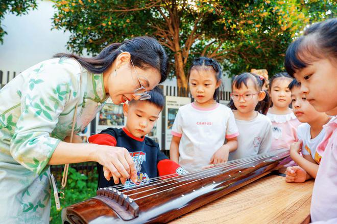 摇桂花、弹古筝幼儿园孩子走进百年古宅感受传统文化的魅力(图2)