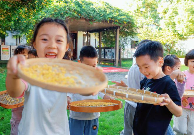 摇桂花、弹古筝幼儿园孩子走进百年古宅感受传统文化的魅力(图5)