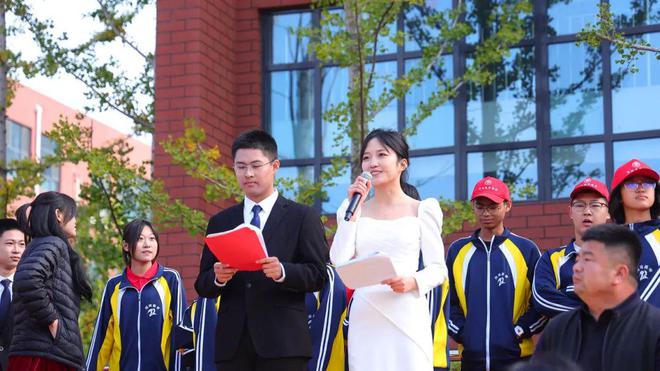 高燃来袭震撼全场丨河间英华学校第三届体育艺术节盛大开幕！(图4)