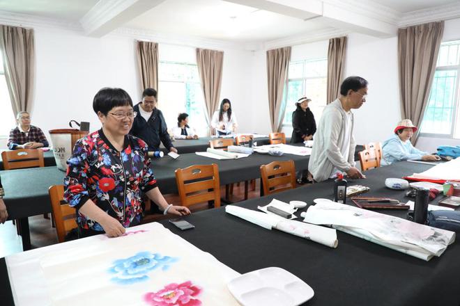 罗平县：老年大学搬新家阔步向前乐享“银”时光(图5)