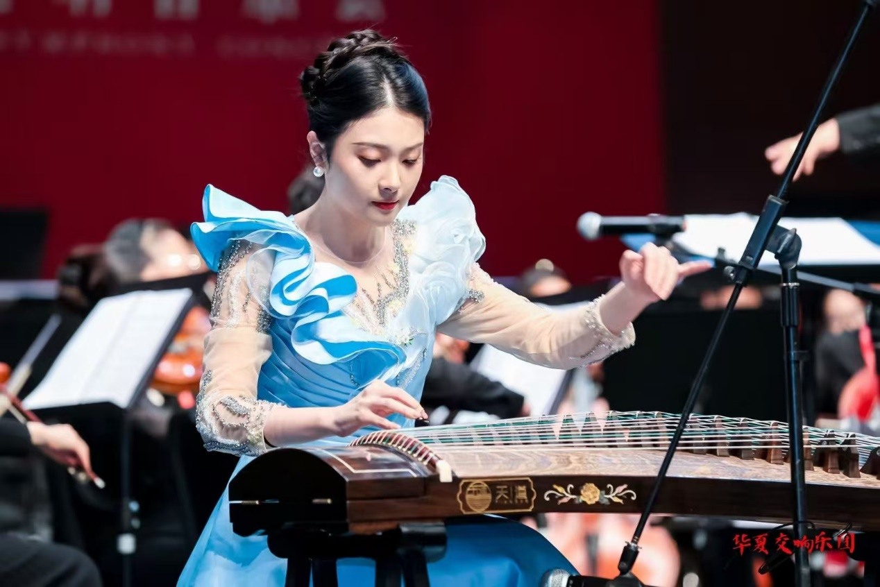 青年古筝演奏家陆文婷群星闪耀交响音乐会古筝演奏《月亮月光光》惊艳全场(图2)