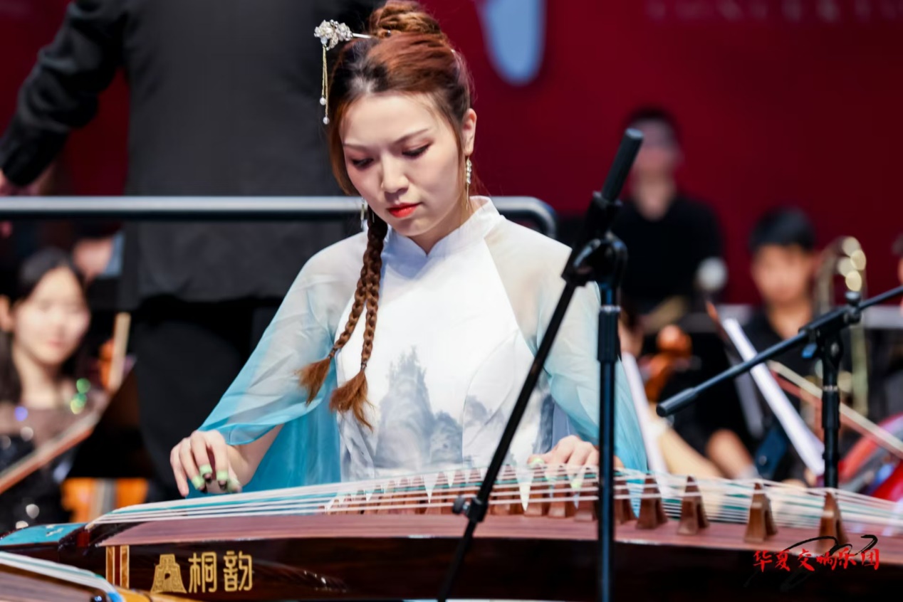 山水琴筝艺术中心创始人边盼云、黄瑶引领国乐风尚与60人交响乐团合奏《万疆(图4)