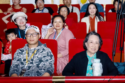 青年古筝演奏家戴燕在中央歌剧院群星闪耀交响音乐会上大放异彩(图5)