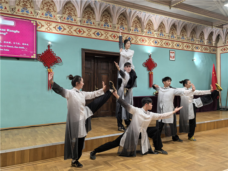 湖北大学龙狮艺术团赴波兰巡演(图1)