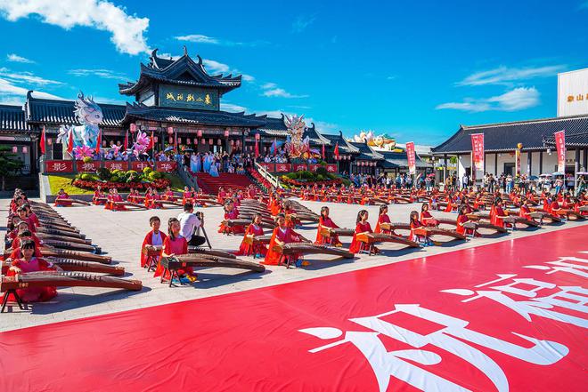 难得一见！208位孩子摆出75造型古筝合奏《爱我中华》庆国庆(图4)