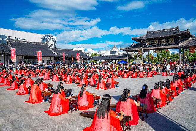 难得一见！208位孩子摆出75造型古筝合奏《爱我中华》庆国庆(图2)