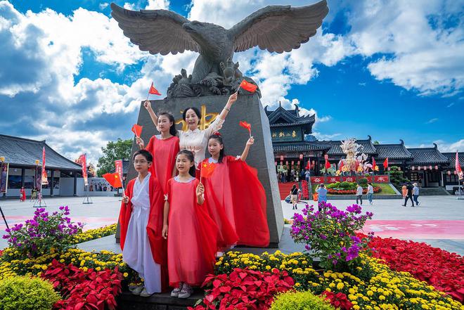 难得一见！208位孩子摆出75造型古筝合奏《爱我中华》庆国庆(图1)