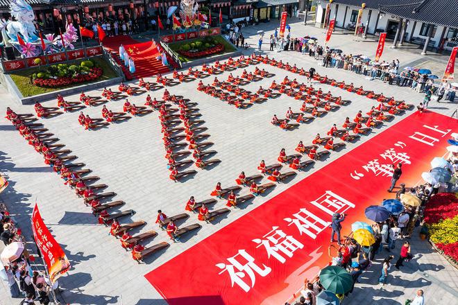 难得一见！208位孩子摆出75造型古筝合奏《爱我中华》庆国庆(图3)