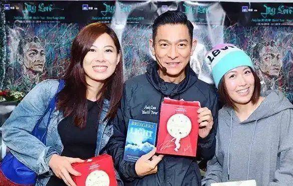 叶晴晴表面过气歌手实则背景深厚！爷爷是元帅父亲商界大佬(图13)