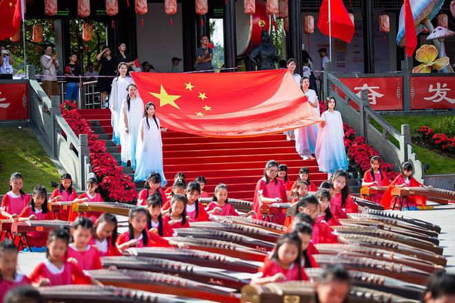 难得一见！208位孩子摆出75造型古筝合奏《爱我中华》庆国庆(图5)