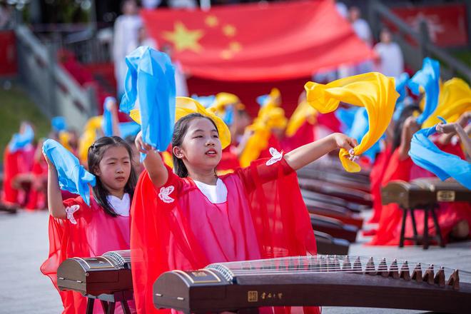 难得一见！208位孩子摆出75造型古筝合奏《爱我中华》庆国庆(图6)