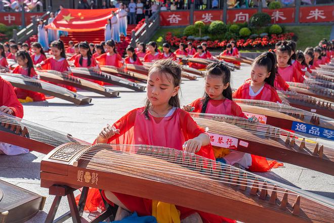 难得一见！208位孩子摆出75造型古筝合奏《爱我中华》庆国庆(图8)