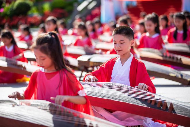 难得一见！208位孩子摆出75造型古筝合奏《爱我中华》庆国庆(图7)