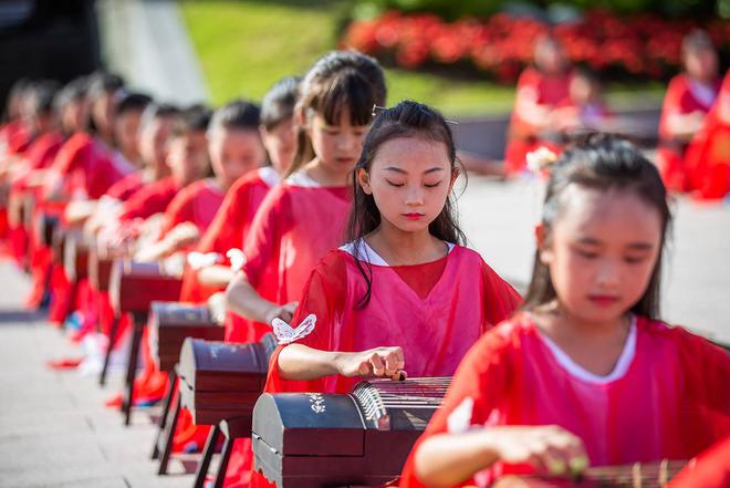 难得一见！208位孩子摆出75造型古筝合奏《爱我中华》庆国庆(图9)