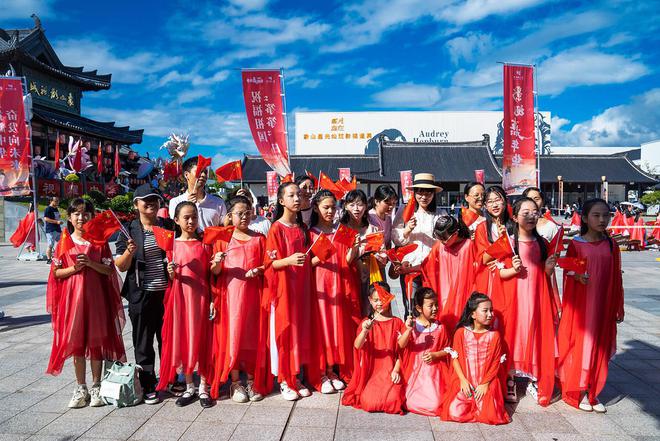 难得一见！208位孩子摆出75造型古筝合奏《爱我中华》庆国庆(图12)