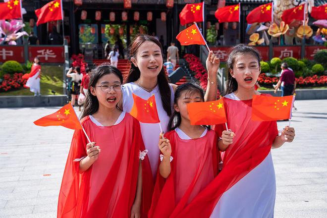 难得一见！208位孩子摆出75造型古筝合奏《爱我中华》庆国庆(图13)