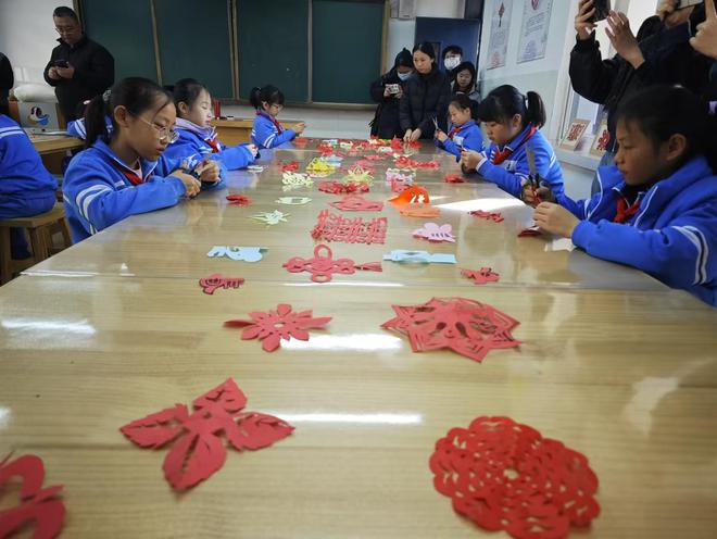 何以中国走进济宁学院附属小学：小学生掌握500个甲骨文写法从文字演变中接续传统文化(图1)