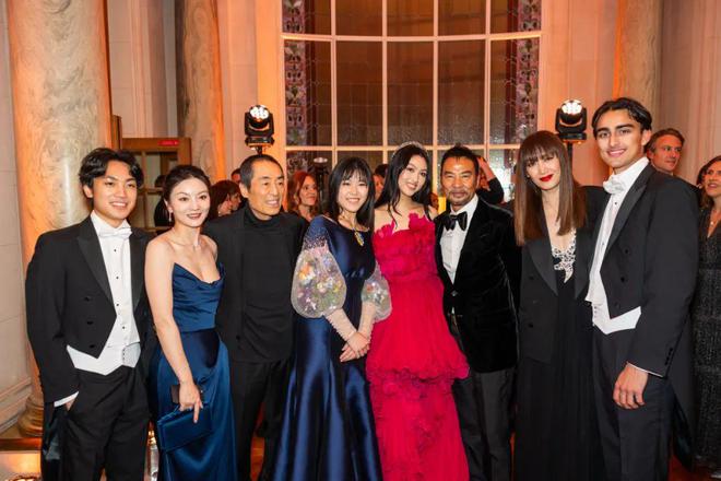 张艺谋任达华女儿亮相巴黎名媛舞会这里正迎来更多中国面孔(图2)