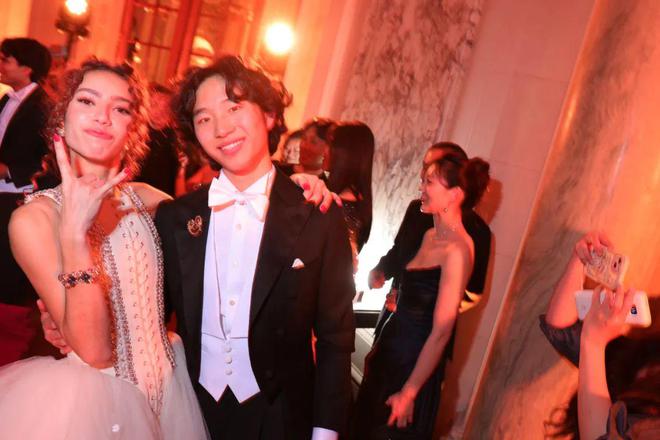 张艺谋任达华女儿亮相巴黎名媛舞会这里正迎来更多中国面孔(图3)