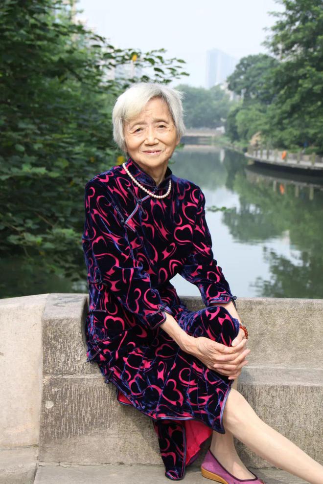 安吉路上传奇女琴师！她教“林黛玉”陈晓旭弹琴还在杭州办了全国第一家古琴馆(图2)