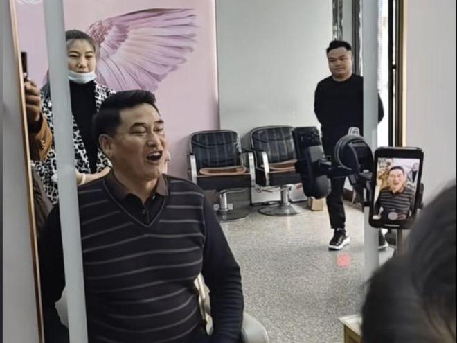 商演减少无人问津！大衣哥为生计尝试网上转型学古筝乐器被嘲讽(图3)