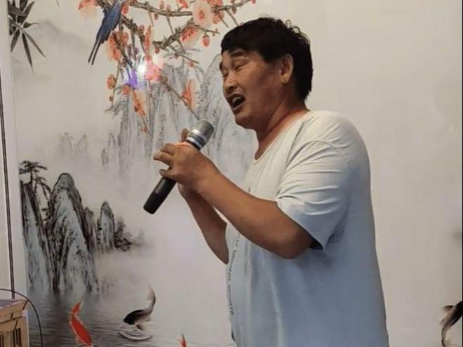 商演减少无人问津！大衣哥为生计尝试网上转型学古筝乐器被嘲讽(图2)