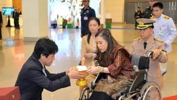 泰国最美的公主古筝10级热爱华夏文化瘫痪后坐轮椅坚持工作(图1)