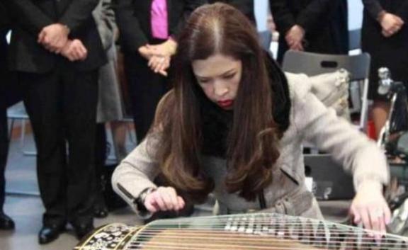 泰国最美的公主古筝10级热爱华夏文化瘫痪后坐轮椅坚持工作(图3)