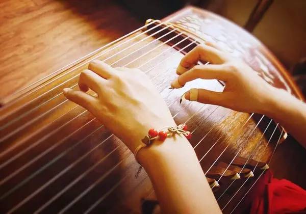 【头条】古筝十大名曲曲曲醉人心！经久不衰的经典(图1)