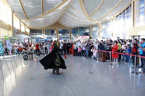 “中华才艺进站点”活动在中老铁路琅勃拉邦车站举办(图1)