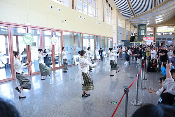 “中华才艺进站点”活动在中老铁路琅勃拉邦车站举办(图2)