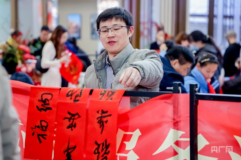 春运首日上海虹桥火车站“万福迎春”(图2)