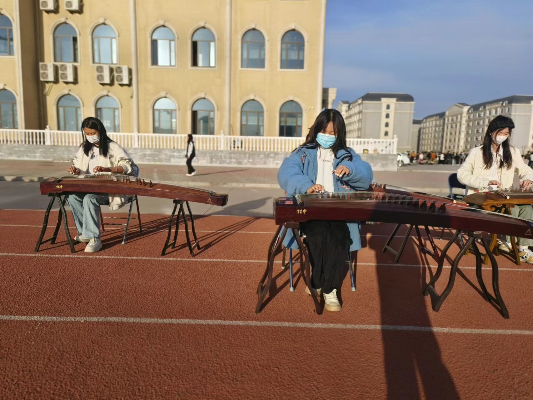 悠悠古筝灼灼其弹(图1)