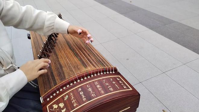 古筝演奏渔舟唱晚时十个手指在和潮水“赛跑”吗？(图11)