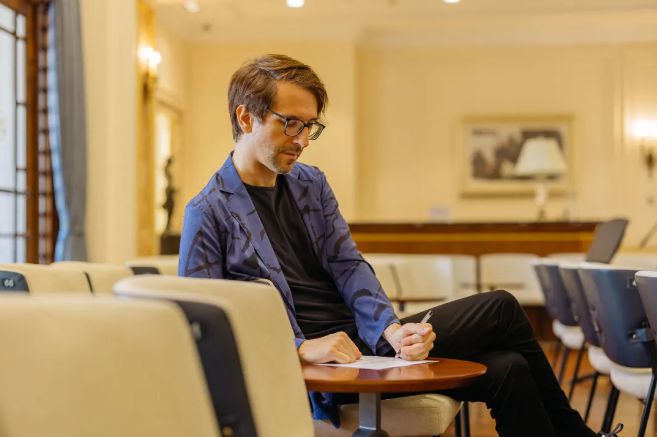 新民之声当钢琴遇上古筝他用黑白键奏响中国之韵【老外讲故事·中华文化圈粉记】(图5)