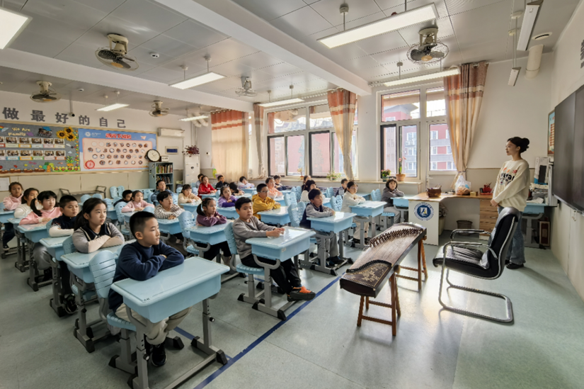 大手牵小手山师附小学生近距离体验古筝(图1)