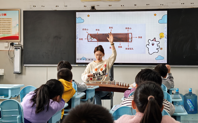 大手牵小手山师附小学生近距离体验古筝(图2)