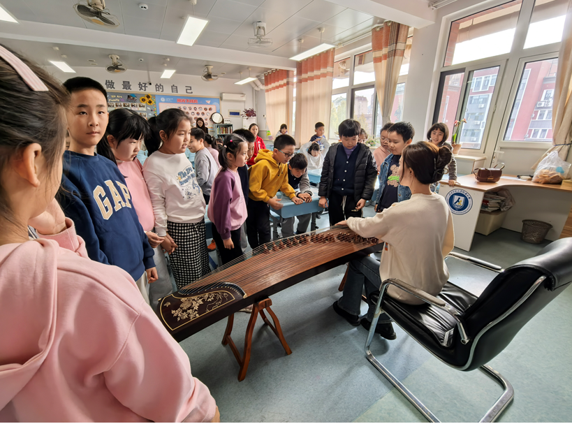 大手牵小手山师附小学生近距离体验古筝(图3)