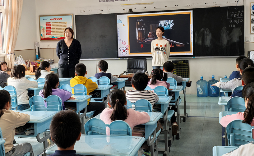 大手牵小手山师附小学生近距离体验古筝(图4)