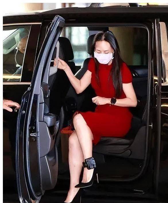 同是任正非的基因孟军和姚凌的女儿一对比一个天上一个地下(图39)